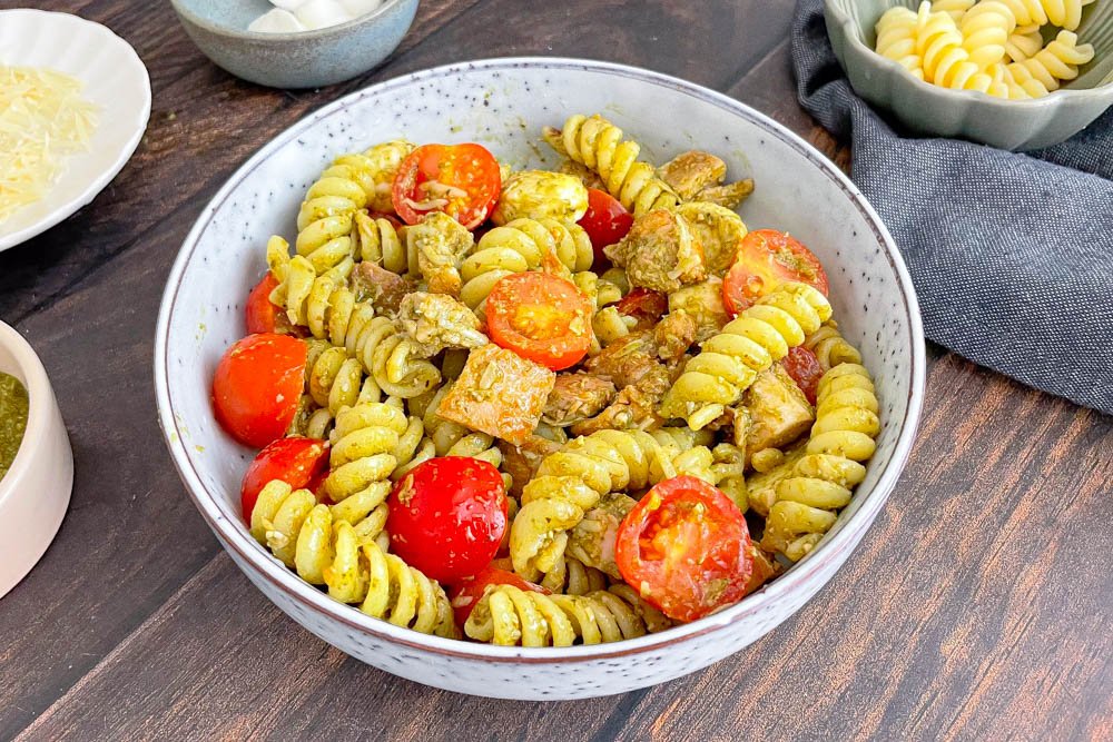 Makaronų salotos su vištiena ir pesto padažu